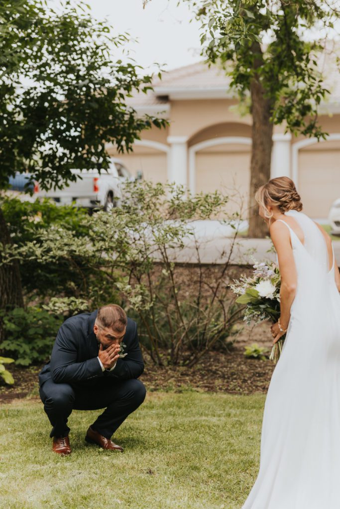 Decide between having a first look or not with these pros and cons from a Canadian Wedding Photographer