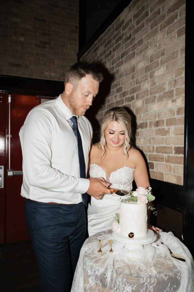 wedding cake cutting