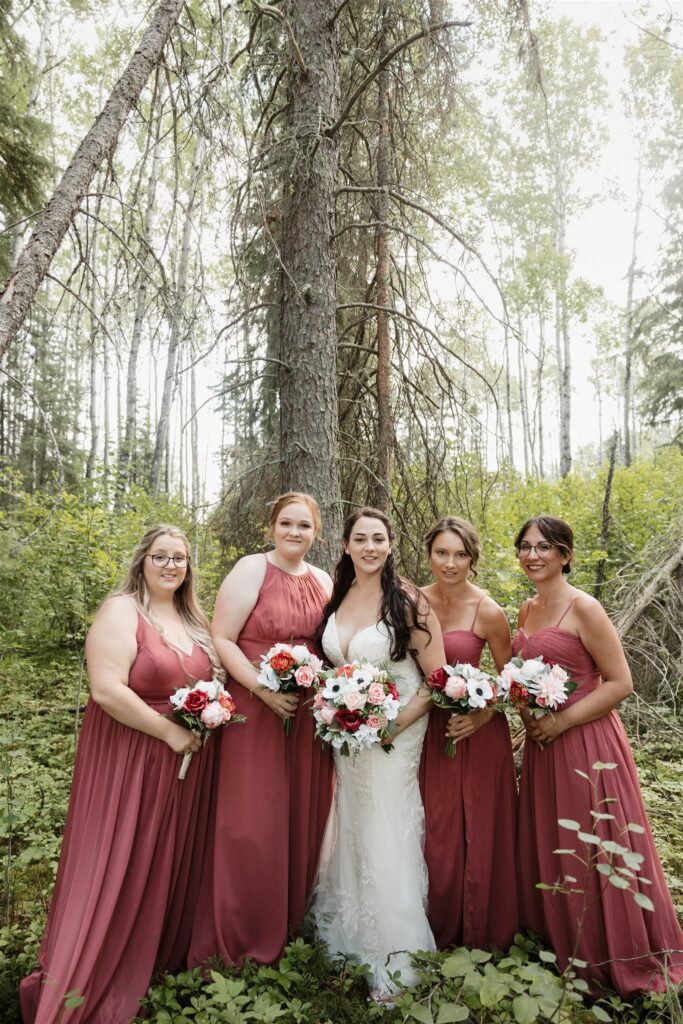 wedding party posing for wedding portrait photos
