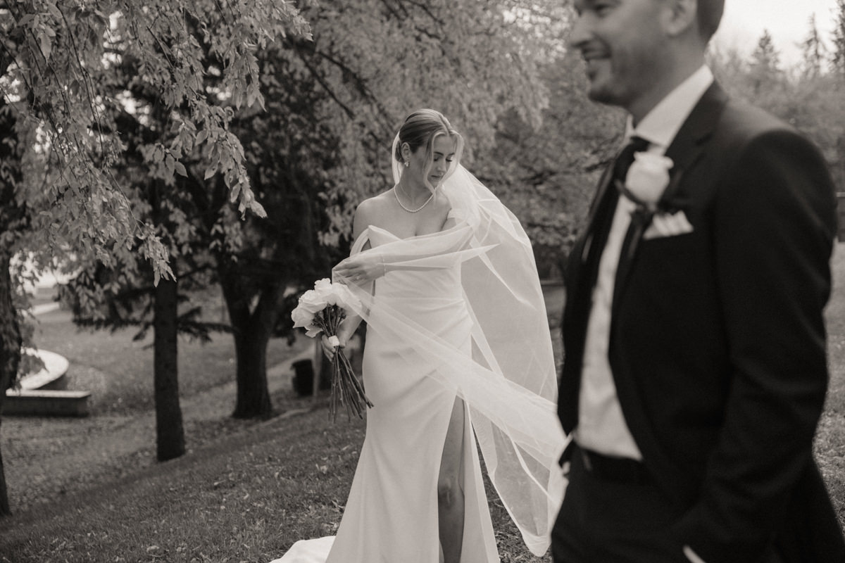 Romantic wedding portraits along Saskatoon’s riverbank in peak autumn colors, showcasing a timeless and elegant wedding atmosphere